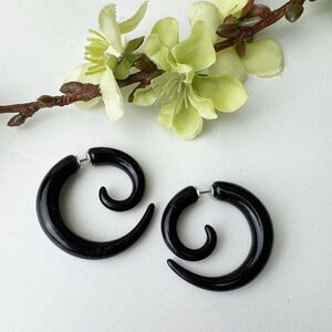 CLAIRE’S earrings | Black spiral hoops | horn style | alternative